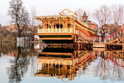 Why Kashmir is a paradise for honeymooners?