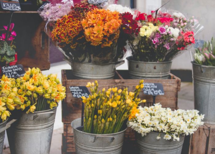 5 Advantages of Using Online Flower Shop And Delivery Services