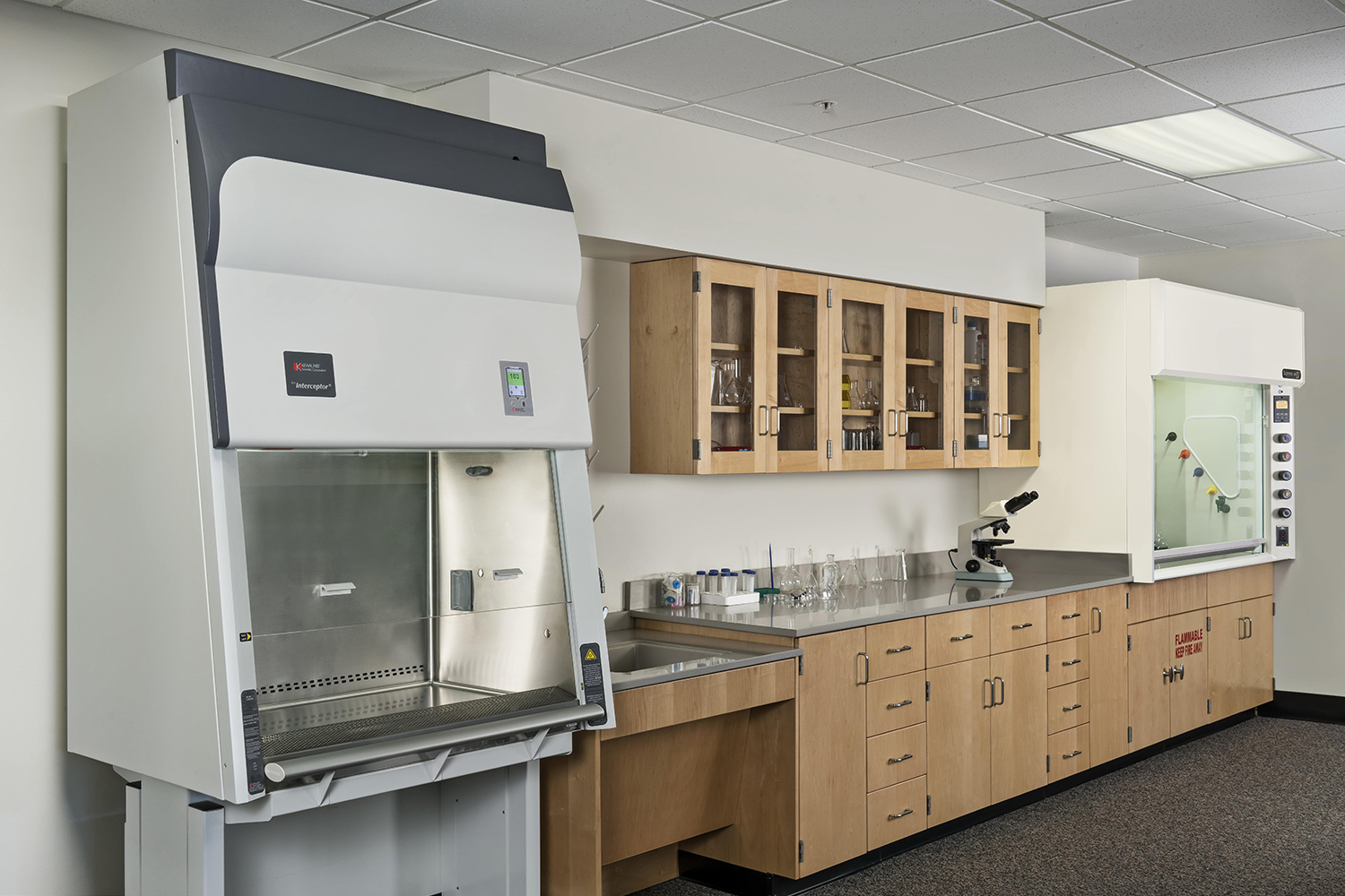 4 tips to choose the right laboratory furniture